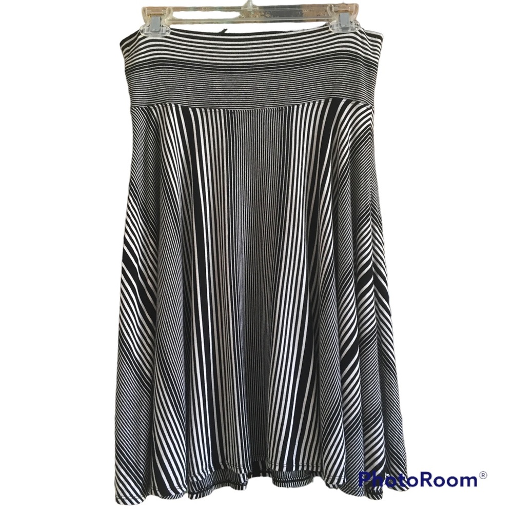 Jersey Swing Skirt  A-line super soft w/4 in waistband Sz M black & white
